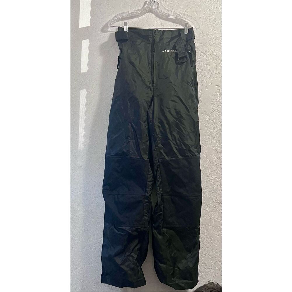 AirWalk Size M Black Snowboard Ski pants. Elastic Back Waist Gaiter Cuffs